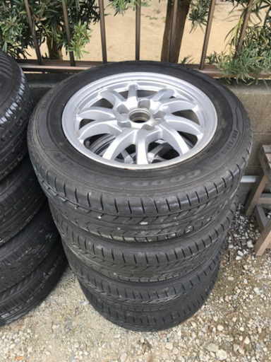 おそらくプリウスアルファの純正ホイール