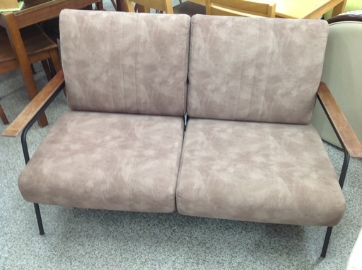 鉄フレームの2人掛けソファー