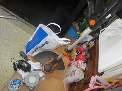 バッテリー式草刈り機20V　バッテリー2個　充電器付き