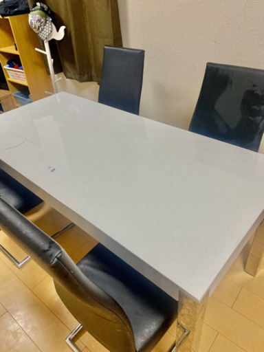 ダイニングテーブルとイス