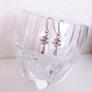 ピアス、キラキラ、花