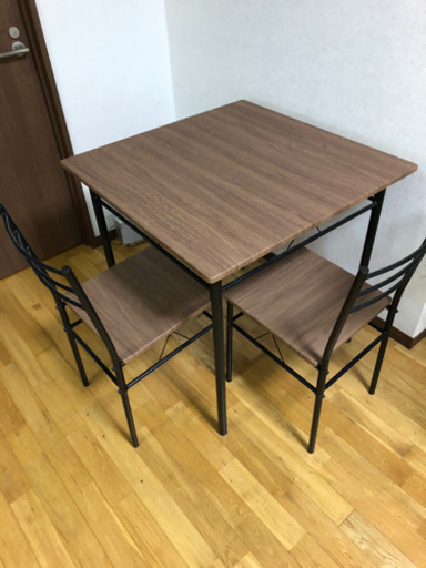 テーブルとイス2脚付き
