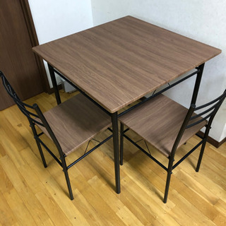 テーブルとイス2脚付き