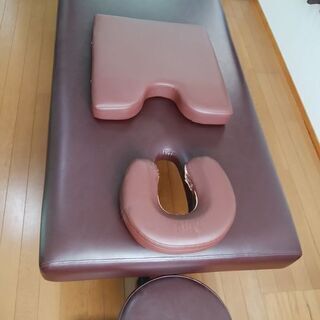 マッサージ用の施術ベッド