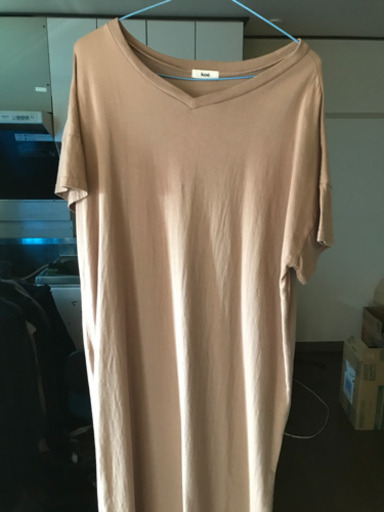 koeのベージュの夏ワンピースです