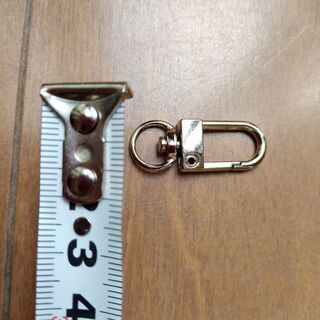 ￥300 小さい カラビナ？ 25個くらい入っていますの画像