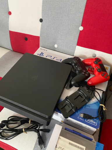 プレステ4本体、コントローラー2個・充電スタンド付