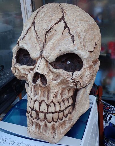 札幌 古いハロウィン用のどくろの置物 目が光ります 笑います 中古