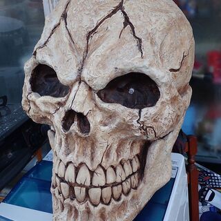 札幌 古いハロウィン用のどくろの置物 目が光ります 笑います 中古