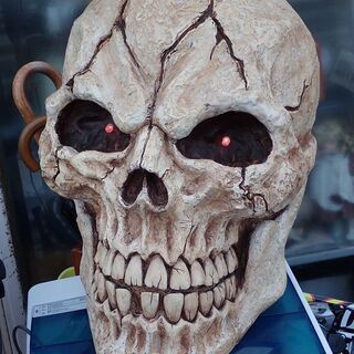 札幌 古いハロウィン用のどくろの置物 目が光ります 笑います 中古の画像