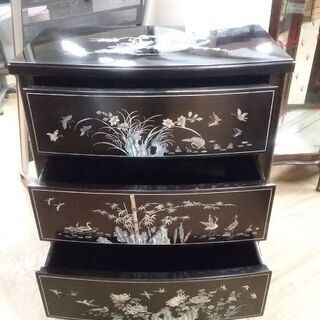 【店舗同時販売中】　螺鈿細工　黒漆塗り３段箪笥　　引出レール付　　『店頭ご来店購入限定】の画像
