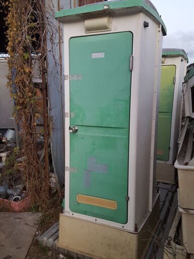 物置小屋(もとは仮設トイレ)、雨には濡れない個室空間。