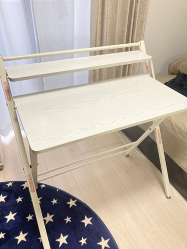 【～1/11まで値下げ】〈美品〉折りたたみテーブル事務、作業机 (棚あり-ホワイト）