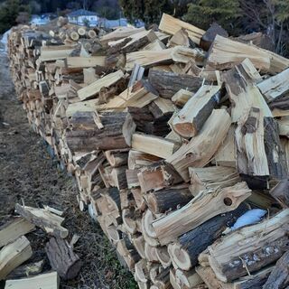 5500円は年内注文限定！「配送無料地域限定（600キロから無料）ストーブ薪100キロ単位6000円→5500円　アカシヤ　広葉樹　未乾燥薪　の画像