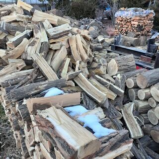 5500円は年内注文限定！「配送無料地域限定（600キロから無料）ストーブ薪100キロ単位6000円→5500円　アカシヤ　広葉樹　未乾燥薪　の画像