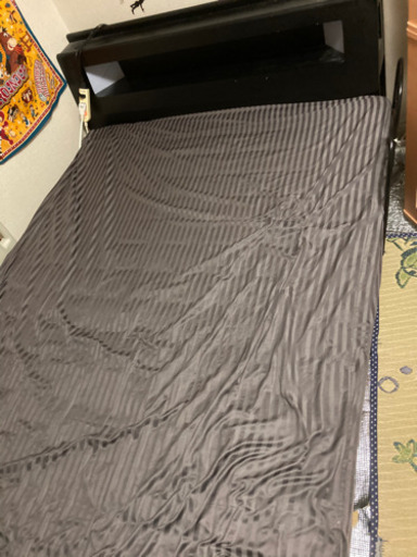 【お譲り先決まりました】セミダブルベッド(スプリングマット付き)