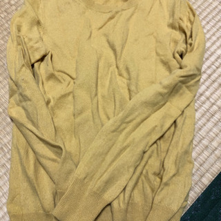 UNIQLOマスタード色のカシミヤセーター