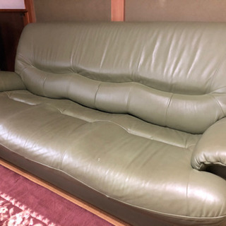 3人掛け革のソファーです。