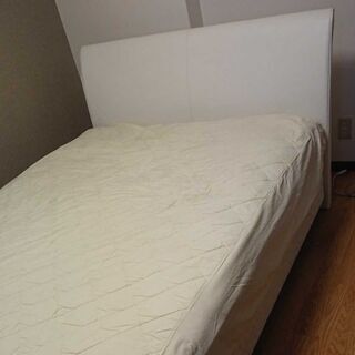 Sealy シーリー ベッドフレーム ダブル 上のマットレスはあ...