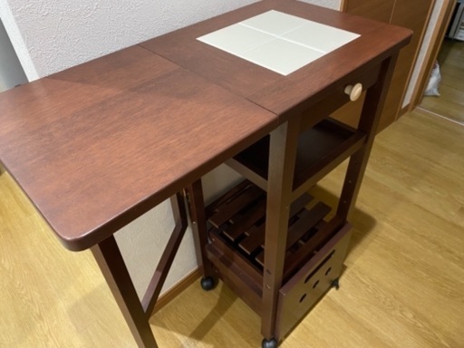 炊飯器や電子レンジが置ける台です！状態はとてもいいです！