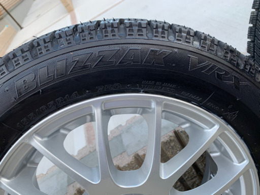 【スタッドレスタイヤVRX】N-BOXなど軽自動車に適合、低走行