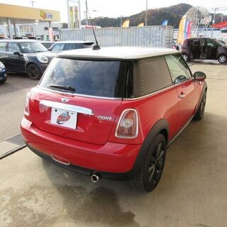【自社ローン★ミニク－パ－★車検２年付納車★イギリス生まれのＭＩＮＩ！　丸いヘッドライトが特徴の可愛い車！　オシャレなＭＩＮＩで出かけませんか?★の画像