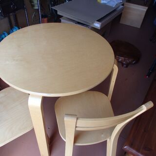 木製円テーブル　直径７２ｃｍ　椅子2脚付の画像