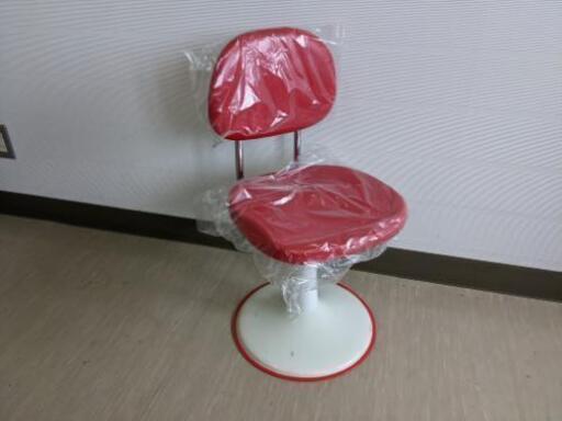 キッズ用のレトロでポップなチェア4脚セット