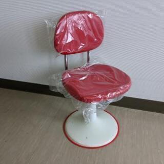 キッズ用のレトロでポップなチェア4脚セット