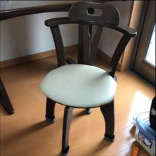 広げられるダイニングテーブルの画像
