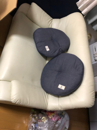 2人掛けソファーとテーブル