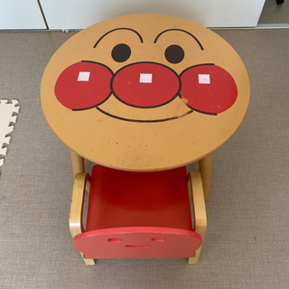 アンパンマンテーブルと木こりの椅子の画像