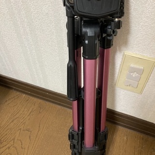 撮影用ライト4つ、物品撮影用スタンド、人物撮影用幕とスタンドの画像