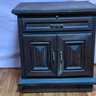 ベッドサイドテーブルの画像