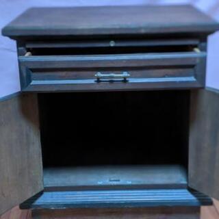 ベッドサイドテーブルの画像