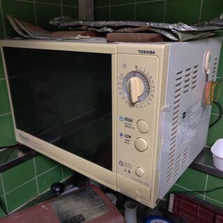 東芝電子レンジ、無料、使えますが、古いですし、汚れています。の画像
