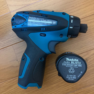 マキタ 10.8V 充電式ドライバドリル DF030DZ本体とバ...