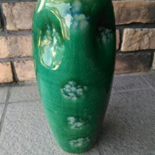陶器製の傘立てと花瓶の画像