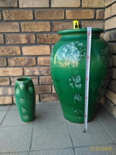 陶器製の傘立てと花瓶