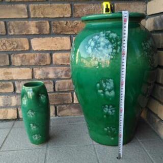 陶器製の傘立てと花瓶