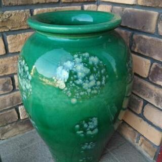陶器製の傘立てと花瓶の画像