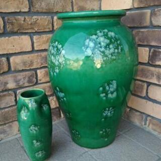 陶器製の傘立てと花瓶の画像