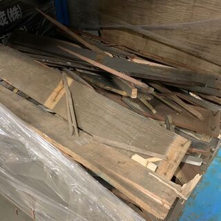 木製パレットの木切れを引き取って頂ける方、大歓迎です。