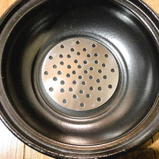 土鍋(蓋のみに割れあり)とコップの画像