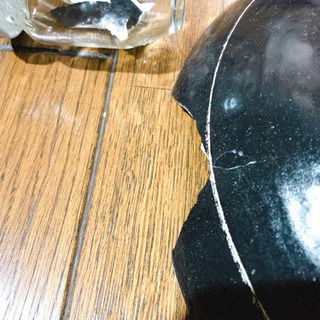土鍋(蓋のみに割れあり)とコップの画像