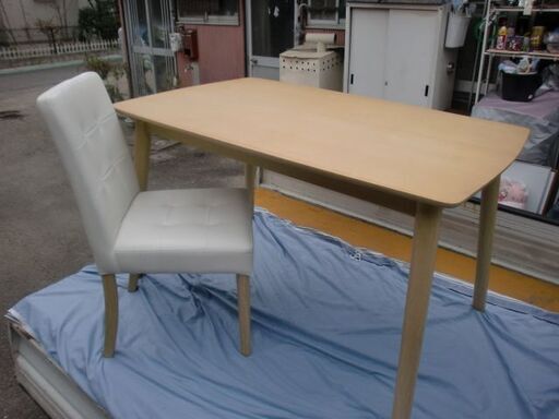 4人掛けダイニングテーブルとイス4客