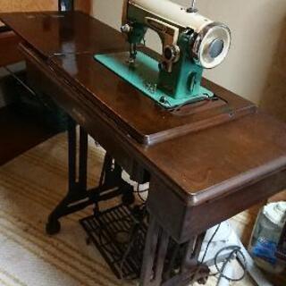 値下げしました。古いミシンとタンス
