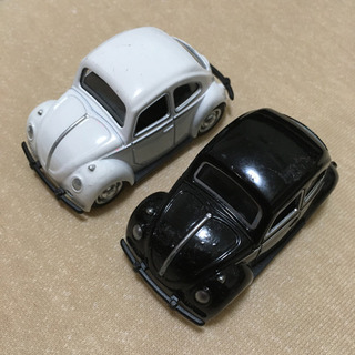 おもちゃ　フォルクスワーゲンビートル　白黒二台の画像