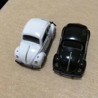 おもちゃ　フォルクスワーゲンビートル　白黒二台
