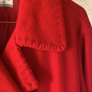 真っ赤なコートの画像